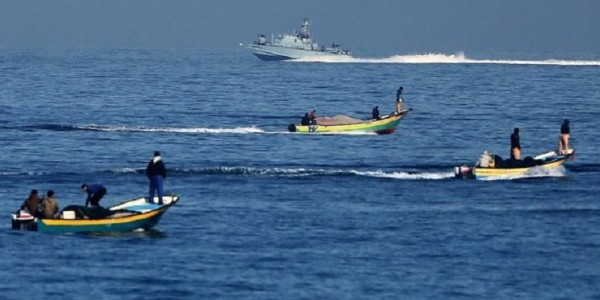 بحرية الاحتلال تصيب صيادين بالرصاص قبالة سواحل شمال قطاع غزة