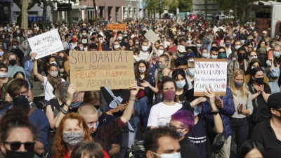 ألمانيا.. آلاف المتظاهرين يطالبون الحكومة باستقبال مزيد من اللاجئين المشردين في اليونان