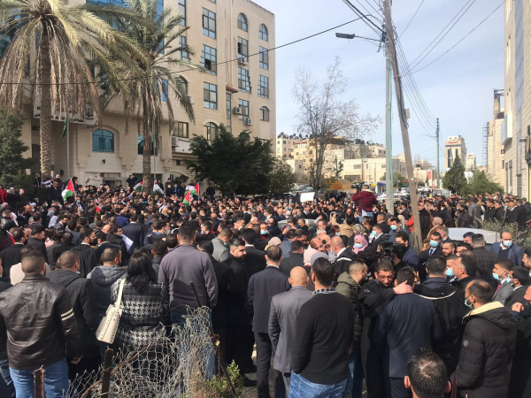 نقابة المحامين تنظم تظاهرة حاشدة أمام مجلس القضاء في البيرة