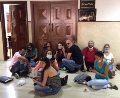 محتجون اعتصموا داخل وزارة السياحة أمام مكتب مشرفيه مطالبين باستقالته