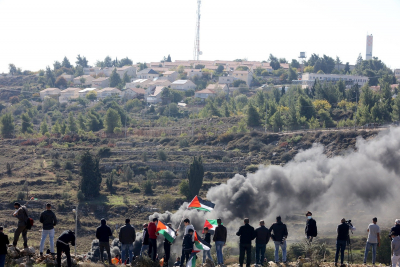 اعتقال مسعف وإصابات خلال قمع الاحتلال لمسيرة شرق رام الله