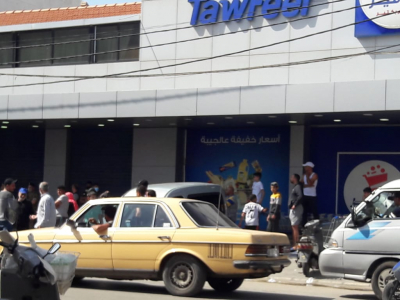 محتجون يقفلون استهلاكية في صوراحتجاجاً على ارتفاع الأسعار