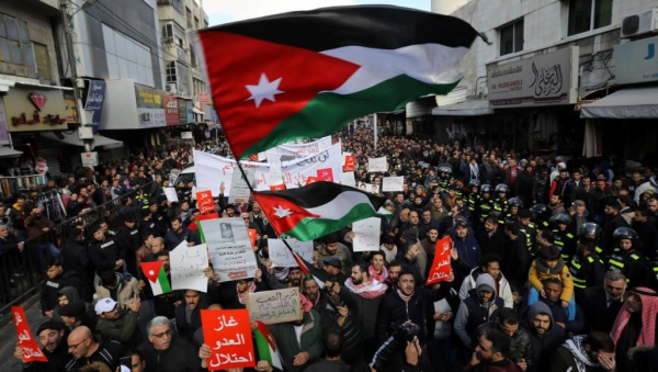 الحملة الأردنية لإسقاط اتفاقية الغاز مع الكيان: الظروف الحالية تتيح للحكومة إلغاء الاتفاقية