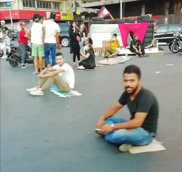 محتجون افترشوا ساحة عبد الحميد كرامي احتجاجاً على تردي الأوضاع المعيشية