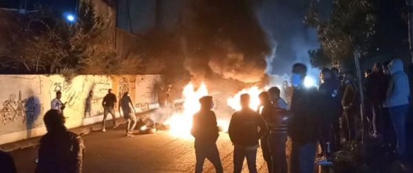 المحتجون أقفلوا دوار كفررمان احتجاجاً على تردي الأوضاع المعيشية