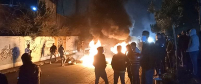 المحتجون أقفلوا دوار كفررمان احتجاجاً على تردي الأوضاع المعيشية